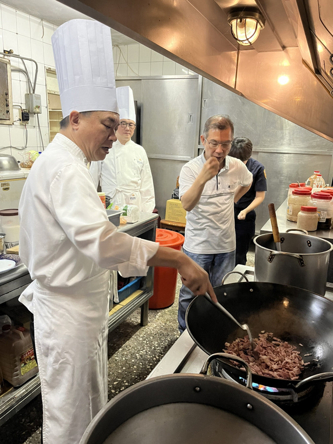 淡水警分局長彭正中攜手副分局長傅國超、黃正明化身廚神準備「母親節饗宴」。（圖 / 劉詠韻翻攝）