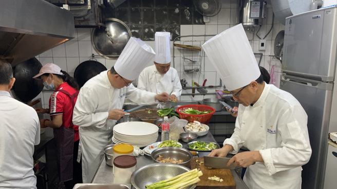 分局長彭正中與2位副座在廚房忙前忙後。（圖 / 劉詠韻翻攝）