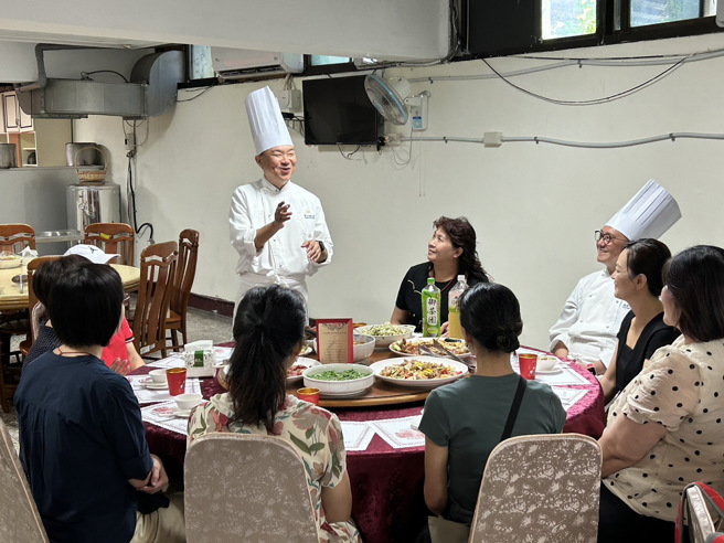 菜色出鍋後，準備與警察媽媽們共進「母親節饗宴」啦。（圖 / 劉詠韻翻攝）