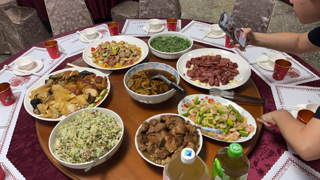 分局長：「準備了滿桌子的菜，必須好好犒勞警察媽媽們。」（圖 / 劉詠韻翻攝）