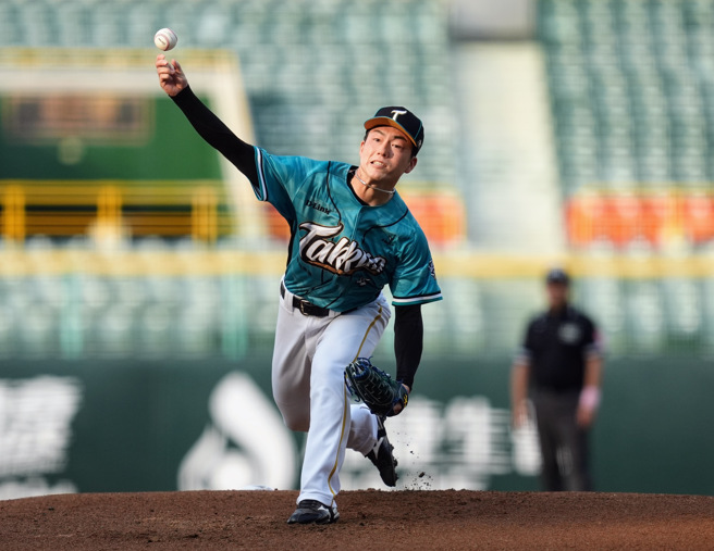 台钢雄鹰日籍投手小野寺贤人11日面对味全龙缴出7局无失分好投，拿下来台首胜。（台钢雄鹰提供）
