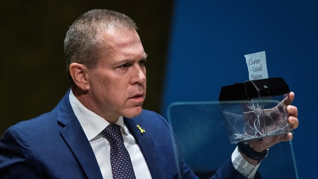 2024年5月10日，以色列駐聯國大使拿碎紙機碎了《聯合國憲章》影本以示抗議。（路透社）