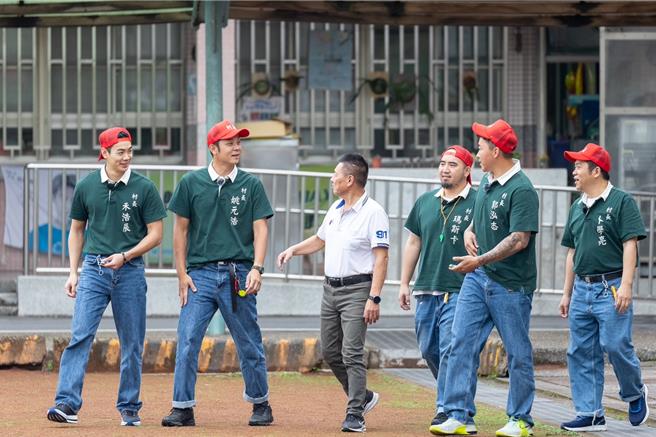 禾浩辰（左起）、姚元浩、瑪斯卡、郭泓志、卜學亮前往宜蘭冬山。（圖／八大提供）