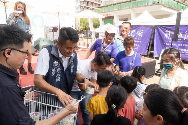 义竹乡长黄政杰发放有满满果肉的桑椹冰，大受欢迎。（义竹乡公所提供／廖素慧嘉义传真）