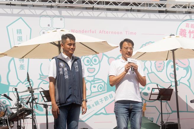 义竹乡长黄政杰（右）与嘉县府渔业科长张建成到台南推广优质特产。（义竹乡公所提供／廖素慧嘉义传真）