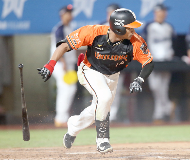 統一獅邱智呈9局上敲出追平安。（范揚光攝）