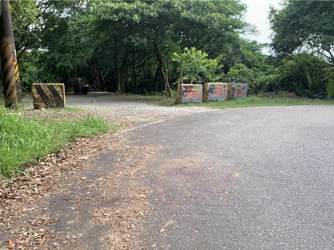 基隆一位泰籍女移工11日上午被发现弃尸在大武崙炮台的边坡草丛，身中多刀失血过多而死，现场血迹斑斑。检警目前锁定涉嫌重大的泰籍移工女子，积极追查中。（徐佑升摄）