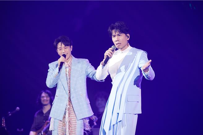 韦礼安（左）11日邀罗时丰担任高雄演唱会嘉宾。（图／IMC提供）