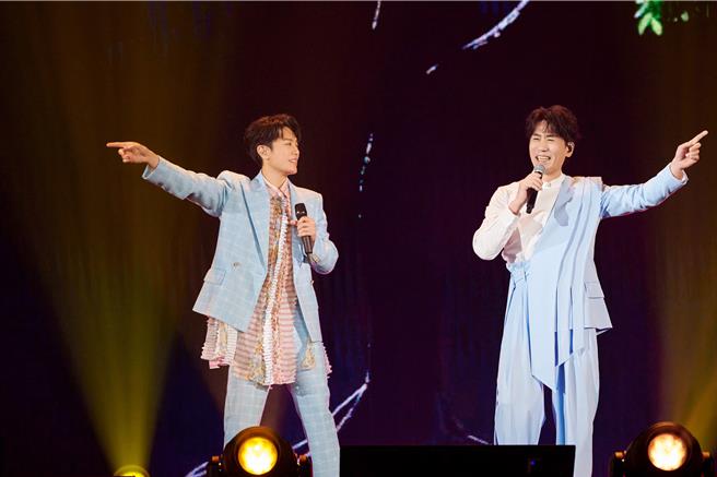 韦礼安（左）11日邀罗时丰担任高雄演唱会嘉宾。（图／IMC提供）