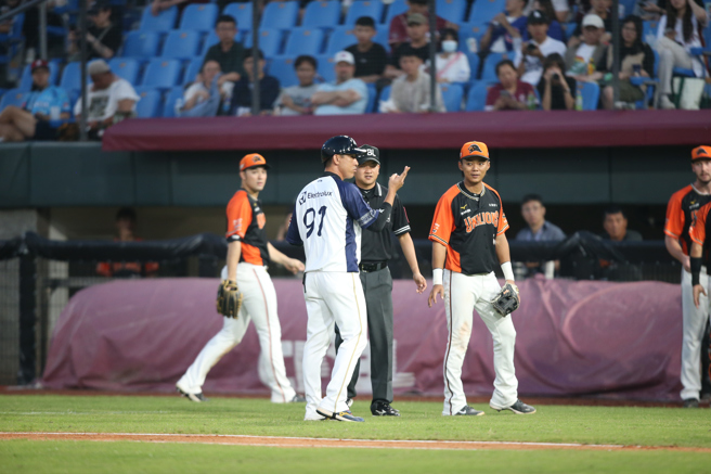 統一獅布雷克懷疑樂天桃猿嚴宏鈞有偷暗號嫌疑，4局下結束後與桃猿一壘指導教練陳彥夆有言語交換。（范揚光攝）