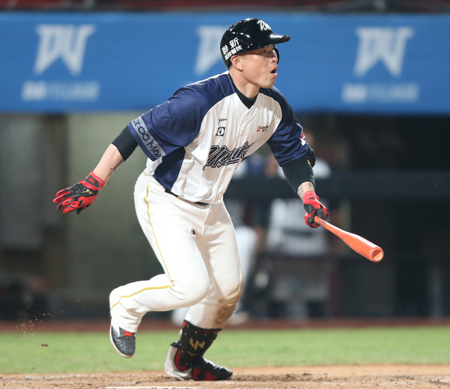 乐天桃猿林泓育11日在8局下敲出生涯第200轰。（范扬光摄）