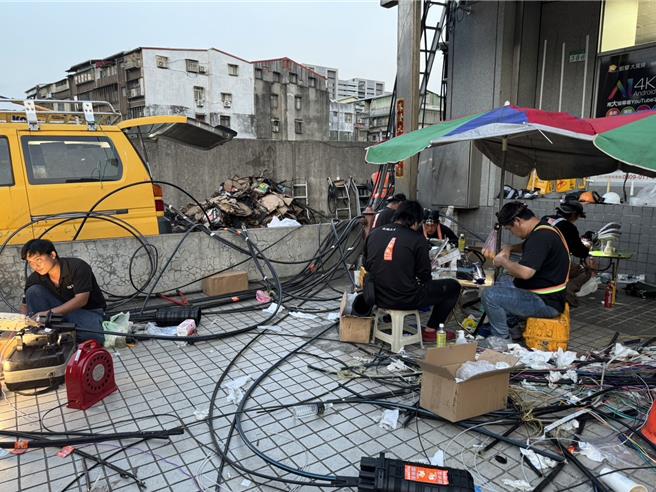 电信业者凯擘大宽平旗下的新台北数位有线电视，10日上午10时机房旁的防火巷发生火警，造成光纤网路断讯，信义、内湖、南港等区域大断网。（凯擘提供／丁上程台北传真）