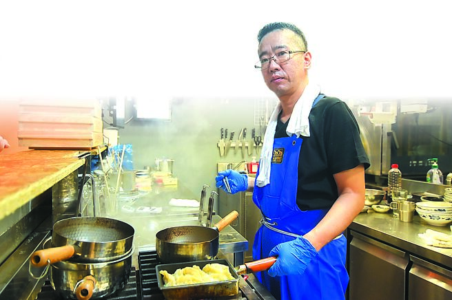 〈藤哲商行〉主厨藤原一智厨艺资歷逾30年，并有杀河豚执照。图／姚舜