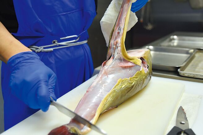 〈藤哲商行〉的〈河豚拉麵〉，每天限量30碗。河豚肉是由领有杀豚执照的主厨藤原一智现杀分切。图／姚舜