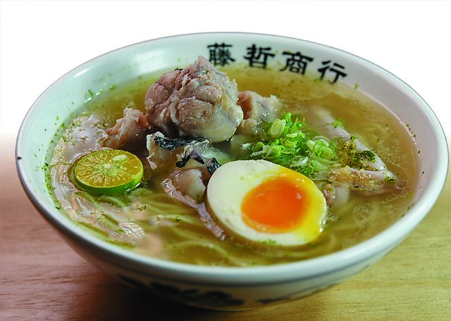 〈河豚拉麵〉汤头是河豚骨熬的高汤与鱼高汤混合，麵的配料有带骨河豚肉、溏心蛋、金桔、葱花，并撒了海苔粉提味。图／姚舜