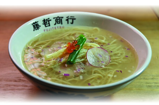 〈鸡白汤拉麵〉汤头是以鸡汤与鱼汤融合，麵上配料有半天花、山苏、鲑鱼卵。图／姚舜