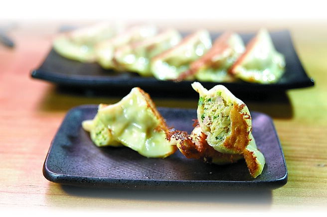 〈藤哲商行〉的〈煎饺〉，饺皮口感带有微微韧性，内馅则是猪绞肉、高丽菜和韭菜混制。图／姚舜