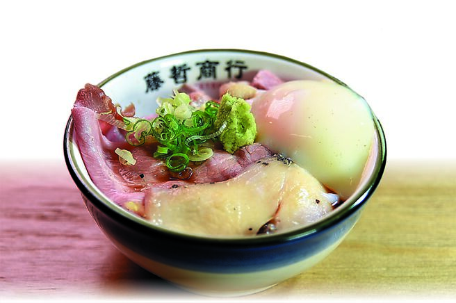 〈藤哲商行〉的〈叉烧丼〉有猪肉叉烧和鸡肉叉烧二种肉，并搭配半熟水波蛋。图／姚舜