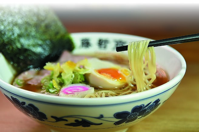 〈藤哲商行〉拉麵口感弹Q，是按主厨藤原一智食谱，请专业麵厂代工生产，图为〈酱油拉麵〉。图／姚舜