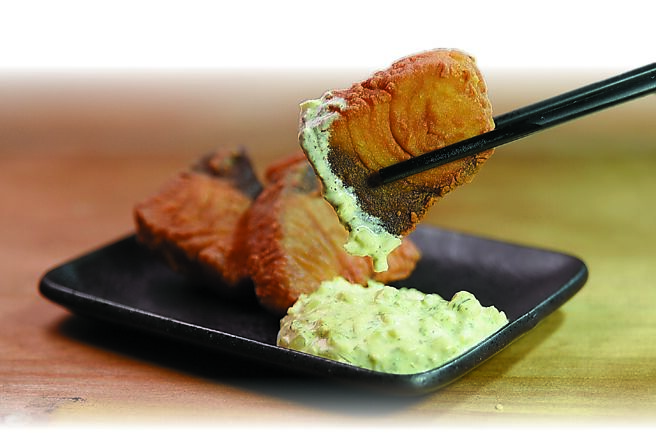 〈青魽唐扬〉的青魽鱼肉用酱油和姜基础调味后即沾粉油炸，吃时可搭美乃滋塔塔酱。图／姚舜