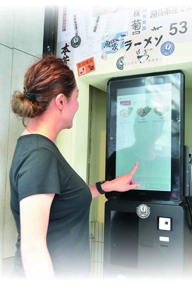 〈藤哲商行〉设有自助购票机，顾客可购票后入席、等叫号取餐。图／姚舜