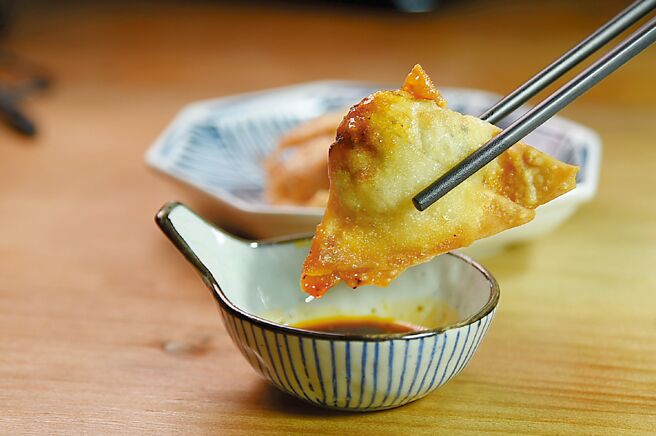 在〈藤哲商行〉吃〈炸馄饨〉，可以主厨特制的辣油、小鱼乾酱油或昆布醋沾食提味。图／姚舜
