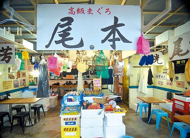 士林新开日式拉麵店〈藤哲商行〉，请到电影美术道具团队復刻日本筑地鱼市场景。图／姚舜