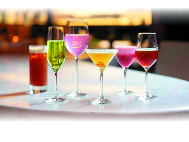 台北文華東方酒店迎接開業十周年，館內「M.O. Bar」推出取材酒店各餐廳經典元素之十周年限定暢飲時光。圖／台北文華東方酒店