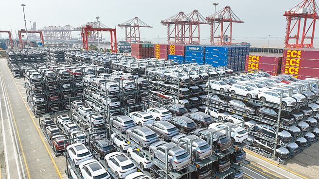 大陆学者谈产能过剩问题，指根源是需求不足造成失衡。图为江苏省太仓港码头大批汽车等着出口。（新华社）