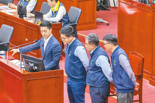 台北市長蔣萬安（左）10日赴台北市議會進行「大巨蛋BOT案、北士科、京華城、台智光」專案報告表示，北市府捍衛權益的立場非常堅定，絕不動搖，絕不接受台智光說法，接下來會依照合約與相關規定執行。（羅永銘攝）