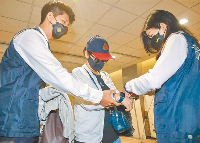 泰國藍海公司負責人李陳妙音（中）涉嫌吸金逾5億元逃亡泰國，9日已被遣送回台。（本報資料照片）