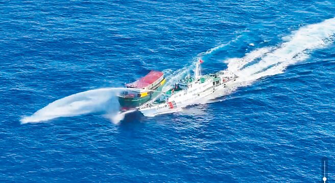 外媒7日披露菲武裝部隊西部軍區司令卡洛斯通話中同意以「新模式」補給坐灘船隻的錄音。圖為菲律賓補給船（左）3月試圖進入仁愛礁時，遭到中國海警船以水炮攻擊。（摘自菲律賓海岸巡防隊官網）