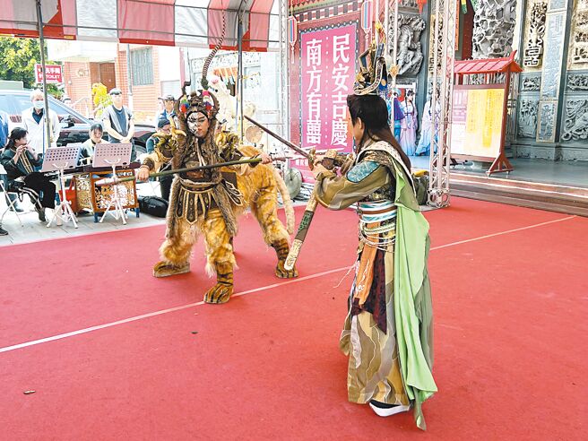 台南安平4大廟宇為慶祝總統就職，特別邀請3大歌仔劇團連演3天大戲。圖為明華園戲劇總團將於19日演出的《劍神呂洞賓》精采片段。（洪榮志攝）
