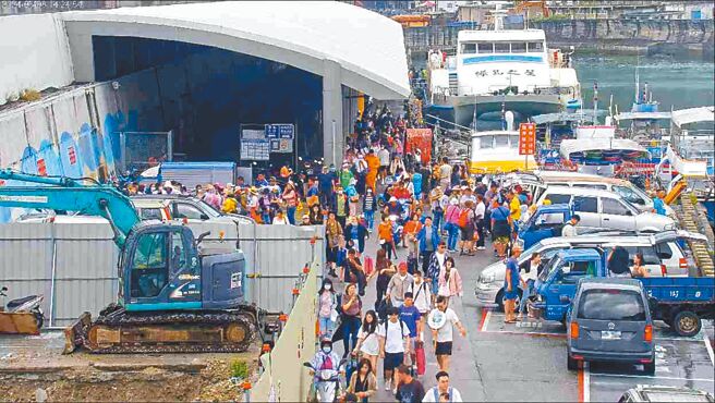旅遊旺季即將來臨，台東縣綠島鄉南寮漁港常有人車爭道情形，台東縣府啟動為期4個月旺季加強交通管制。（摘自自東部海岸國家風景管理處Live Cam／蔡旻妤台東傳真）