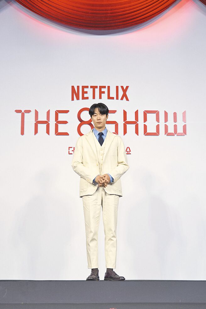 柳俊烈10日一襲白色西裝出席主演新劇《The 8 Show》記者會。（Netflix提供）