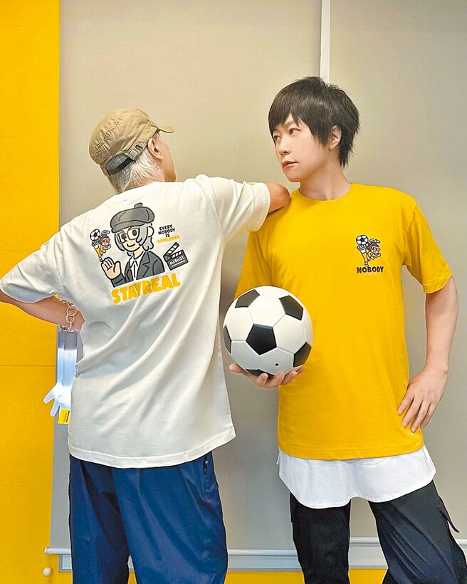 周星馳（左）日前在IG分享與阿信的合照。（摘自周星馳IG）