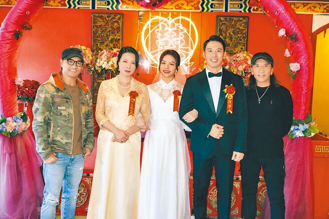 尤秋興（左）、顏志琳（右）的新歌MV邀來陳孝萱（左二起）、宋芸樺助陣。（華研國際提供）