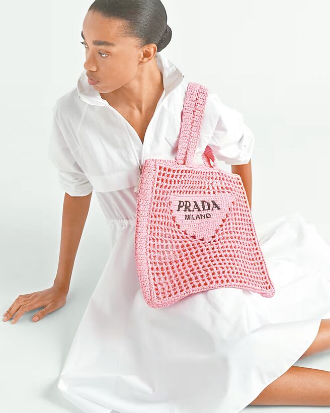 Prada拉菲草手提包，6万9000元。（Prada提供）