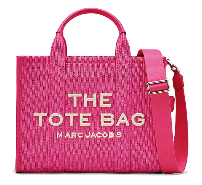 Marc Jacobs艳桃红色草编The Tote Bag托特包（中），2万1900元。（Marc Jacobs提供）