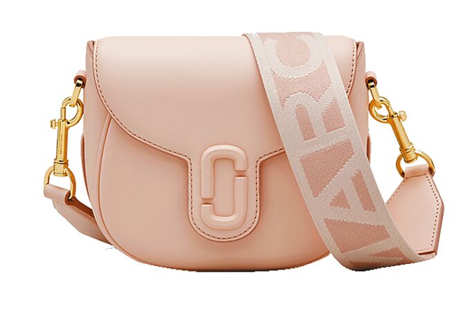 Marc Jacobs蜜桃粉The J Marc马鞍包，1万8900元。（Marc Jacobs提供）