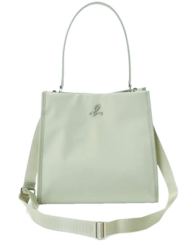 agnes b.尼龙手提单肩袋，8280元。（agnes b.提供）