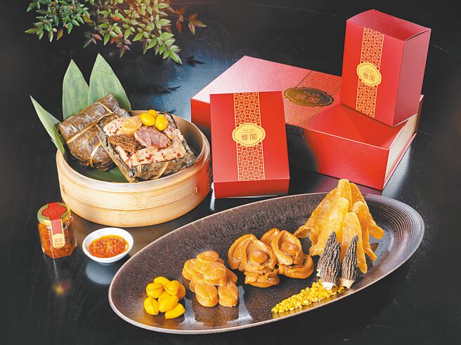 台北文華東方酒店星級端午粽禮即日起開賣，內含「和牛羊肚菌糙米粽」、「鮑魚花膠裹蒸粽」與雅閣經典X.O.醬各1， 限量500組。 （台北文華東方酒店提供）