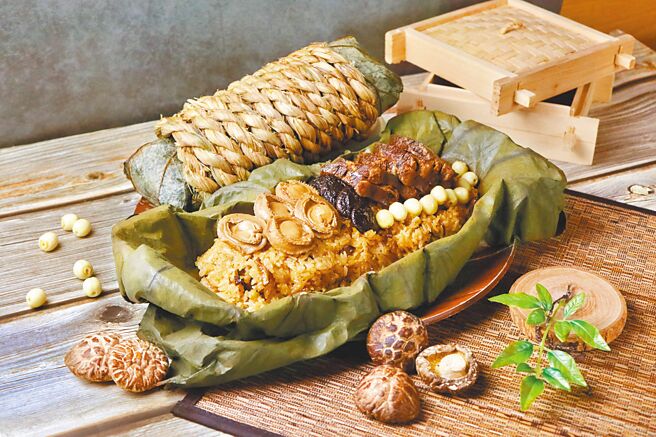 單顆重達1.1公斤的「大地海陸雙珍粽」，內有豪華豐富餡料，適合5至6人分享。 （大地酒店提供）