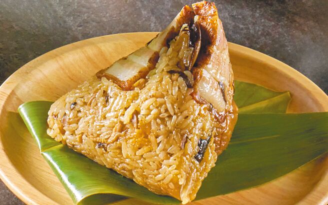 「江南春」主廚劉宜嘉精心研製的「雙寶酒糟鮮肉粽」，罕見地使用了酒粕香氣十足的黃酒糟。                       （台北福華大飯店提供）