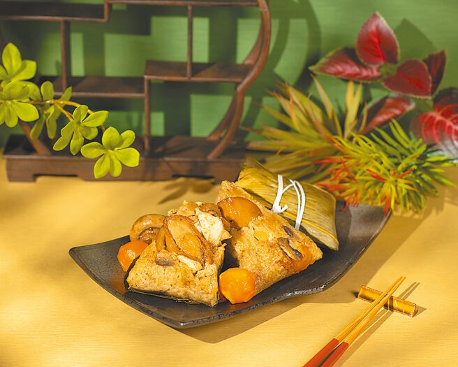 「鮑魚花膠蟹肉粽」可吃到12頭鮑魚、花膠、瑤柱及蟹肉等極品海味。（台北遠東香格里拉提供）