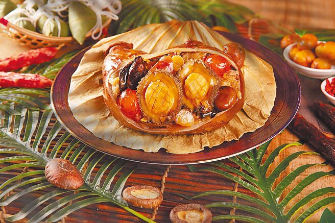 「鮑魚八寶福袋粽」，每顆售價2299元。 （台北萬豪酒店提供）