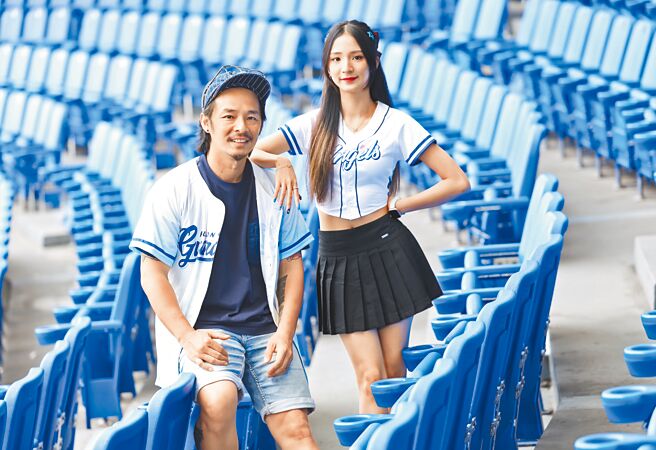 蓝波老师（左）全力支持女儿洁洁加入啦啦队。（陈俊吉摄）