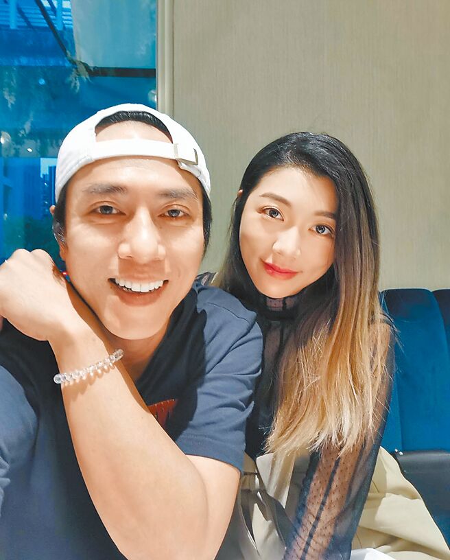 庄凯勛（左）结婚至今仍常被老婆小安电到。（摘自庄凯勛脸书）