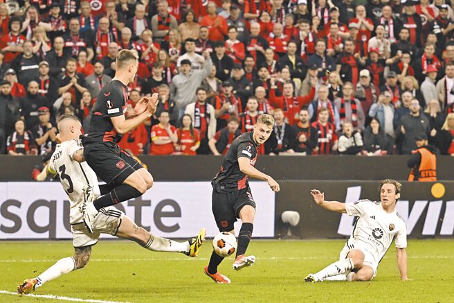 勒沃庫森替補前鋒史坦尼希奇（中）在全場補時第7分鐘射入絕平進球，助藥廠締造不敗新猷。（美聯社）