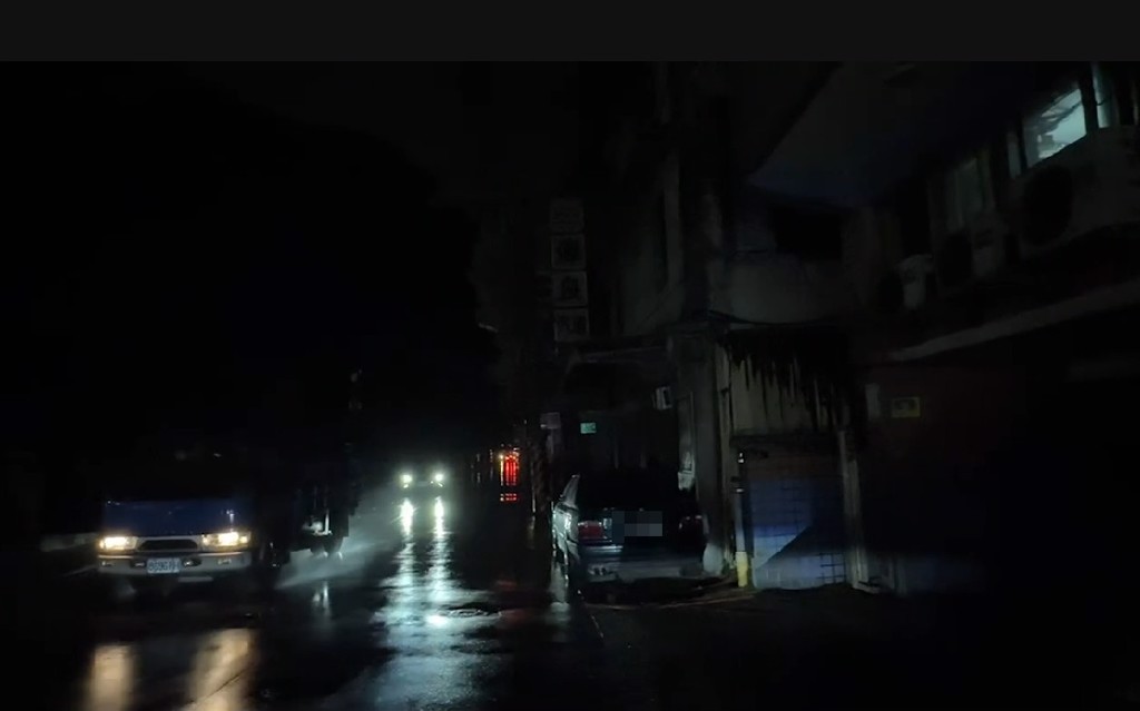 新北市板橋晚間7時許發生停電，龍興街一片漆黑。（民眾提供）